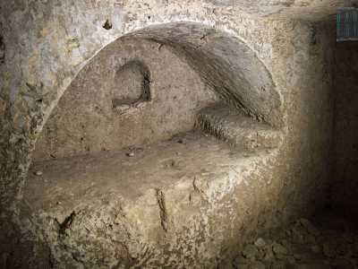 Sulla sinistra troviamo sei giacigli a forma di arco scavati nella roccia. Sono ancora ben visibili gli scalini che permettevano ai religiosi di salire sui propri �letti� e delle parti di pietra pi� alte utilizzate come cuscino